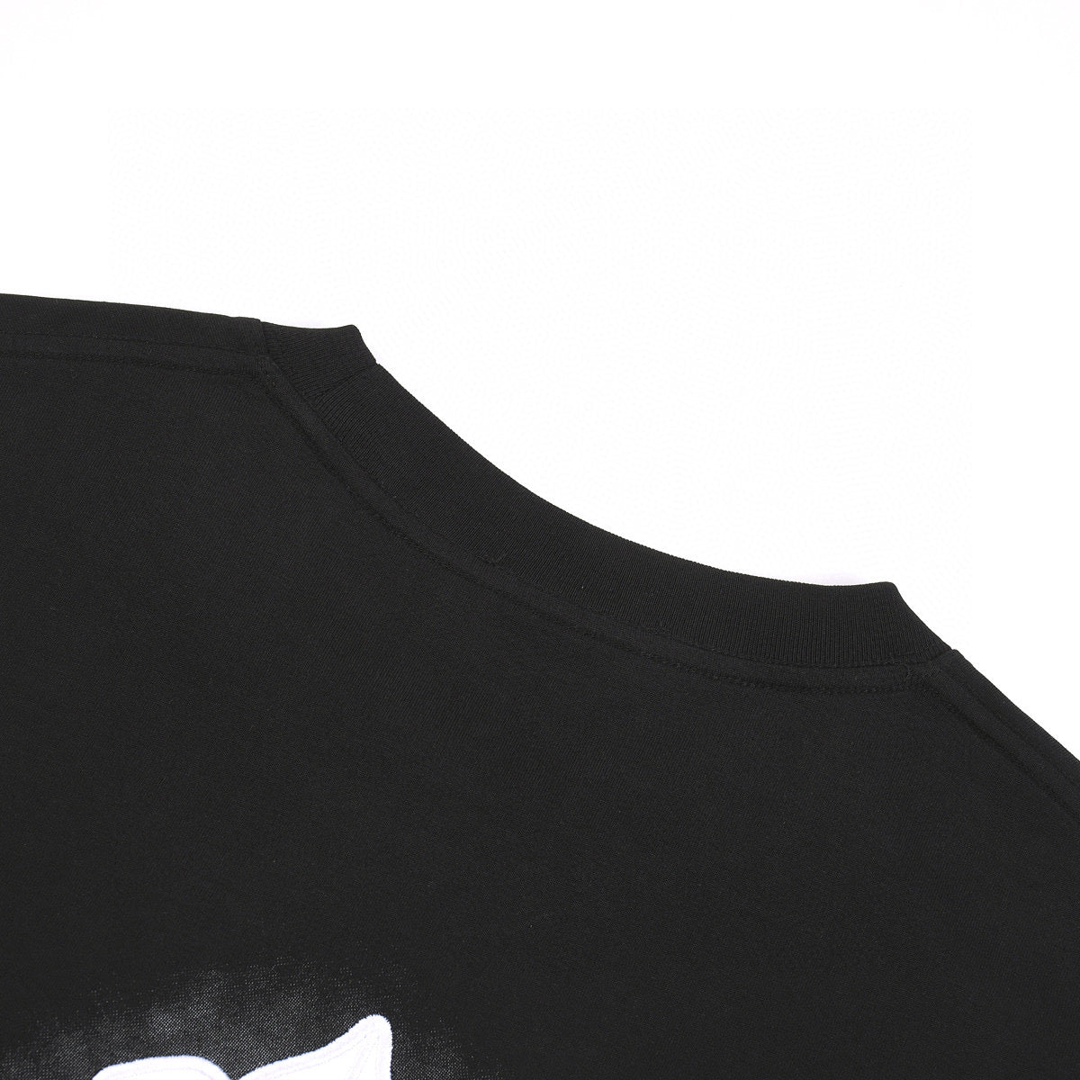 T-shirt noir à croix blanche et cœurs chromés