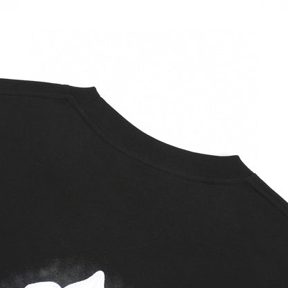 T-shirt noir à croix blanche et cœurs chromés