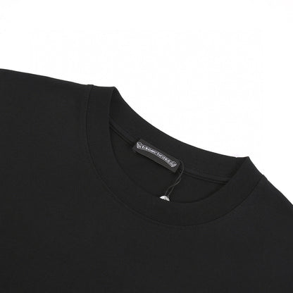 T-shirt noir à croix blanche et cœurs chromés