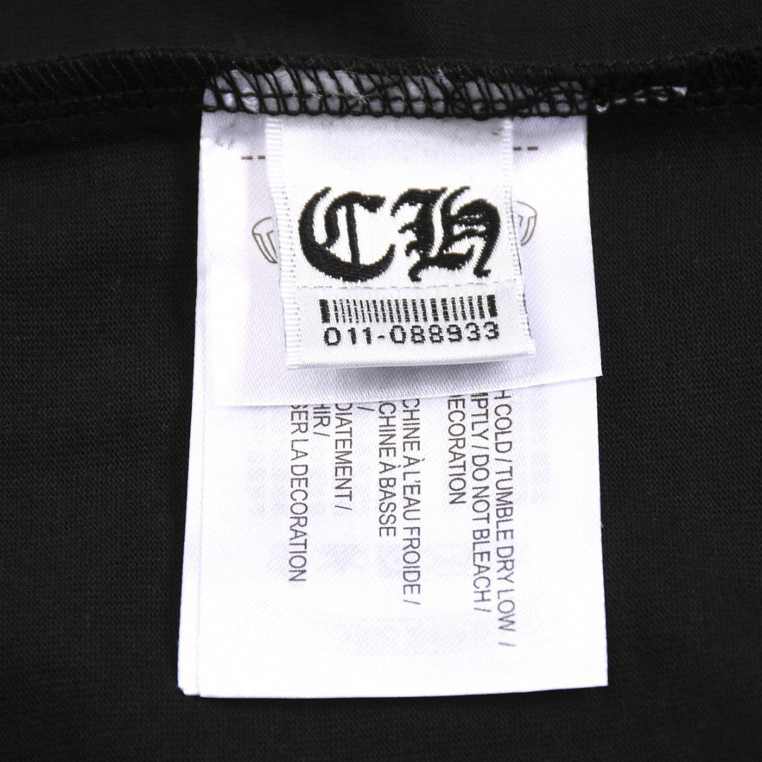 T-shirt noir à croix blanche et cœurs chromés