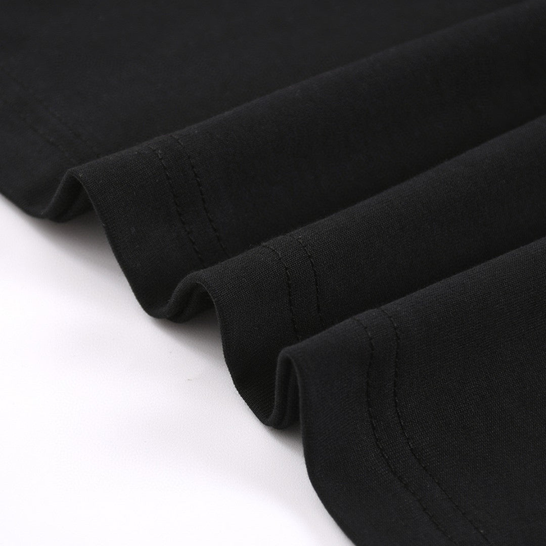 T-shirt noir à croix blanche et cœurs chromés