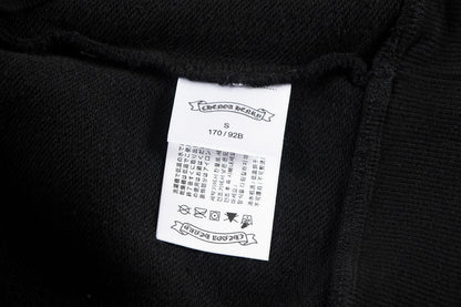 Sweat-shirt noir à cœurs chromés et croix blanche en laine