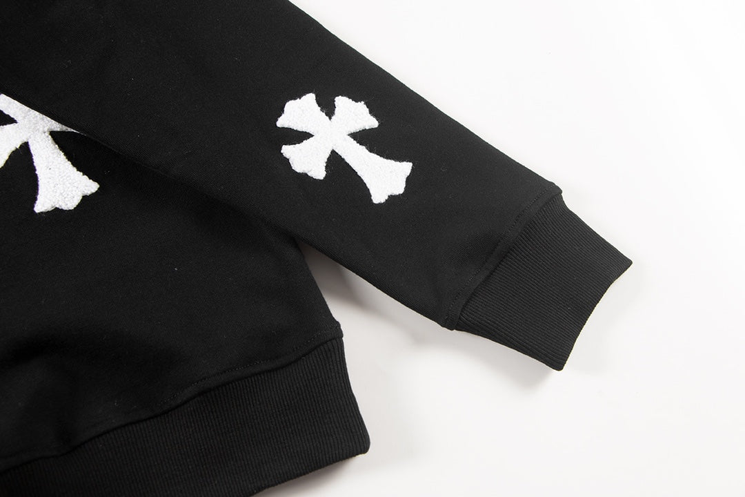 Sweat-shirt noir à cœurs chromés et croix blanche en laine