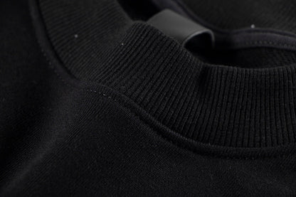 Sweat-shirt noir à cœurs chromés et croix blanche en laine