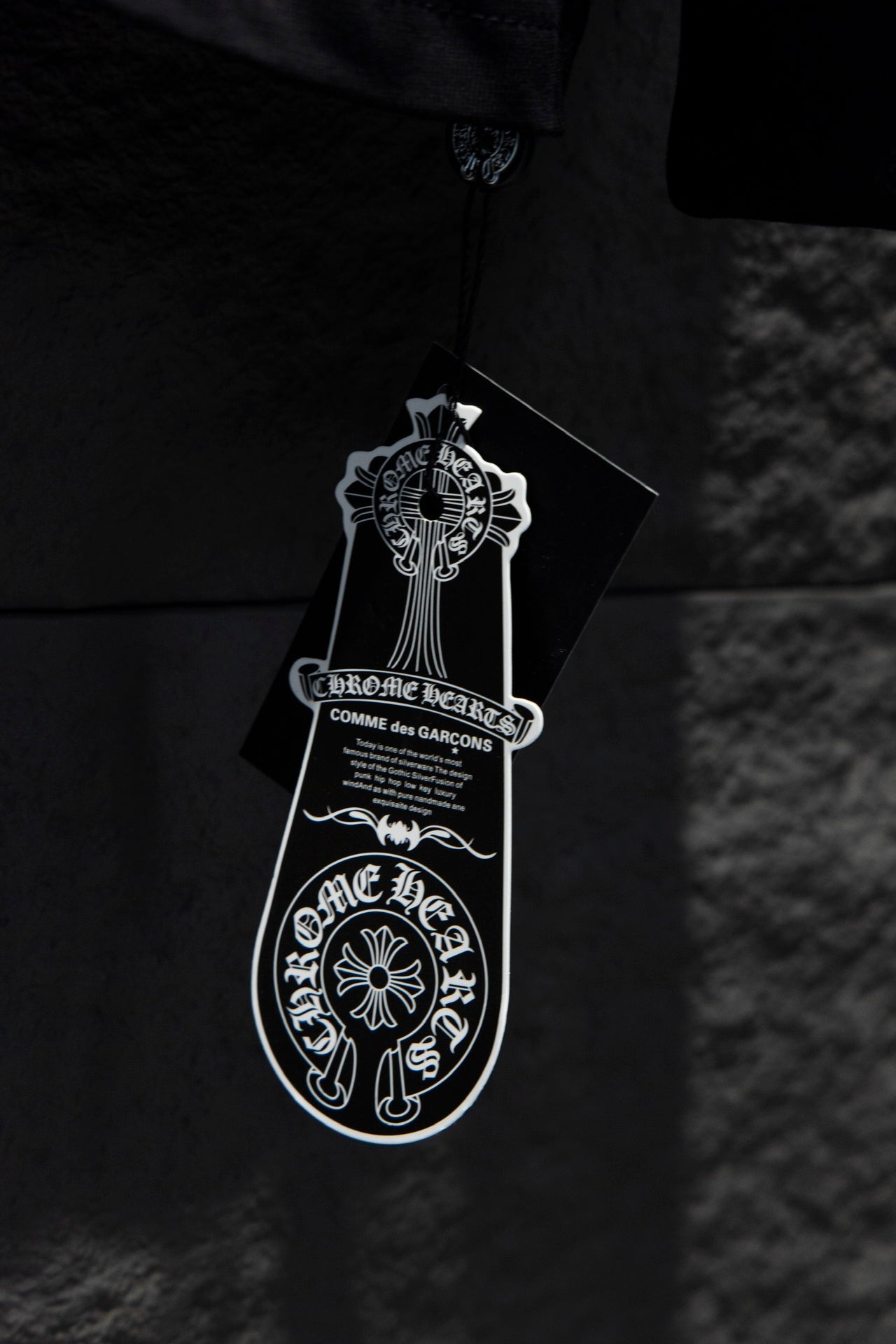 CHEMISE NOIRE À MANCHES LONGUES AVEC COL JAUNE ET CŒURS CHROMÉS