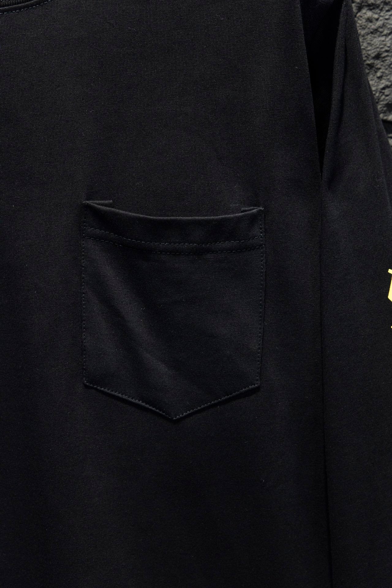 CHEMISE NOIRE À MANCHES LONGUES AVEC COL JAUNE ET CŒURS CHROMÉS