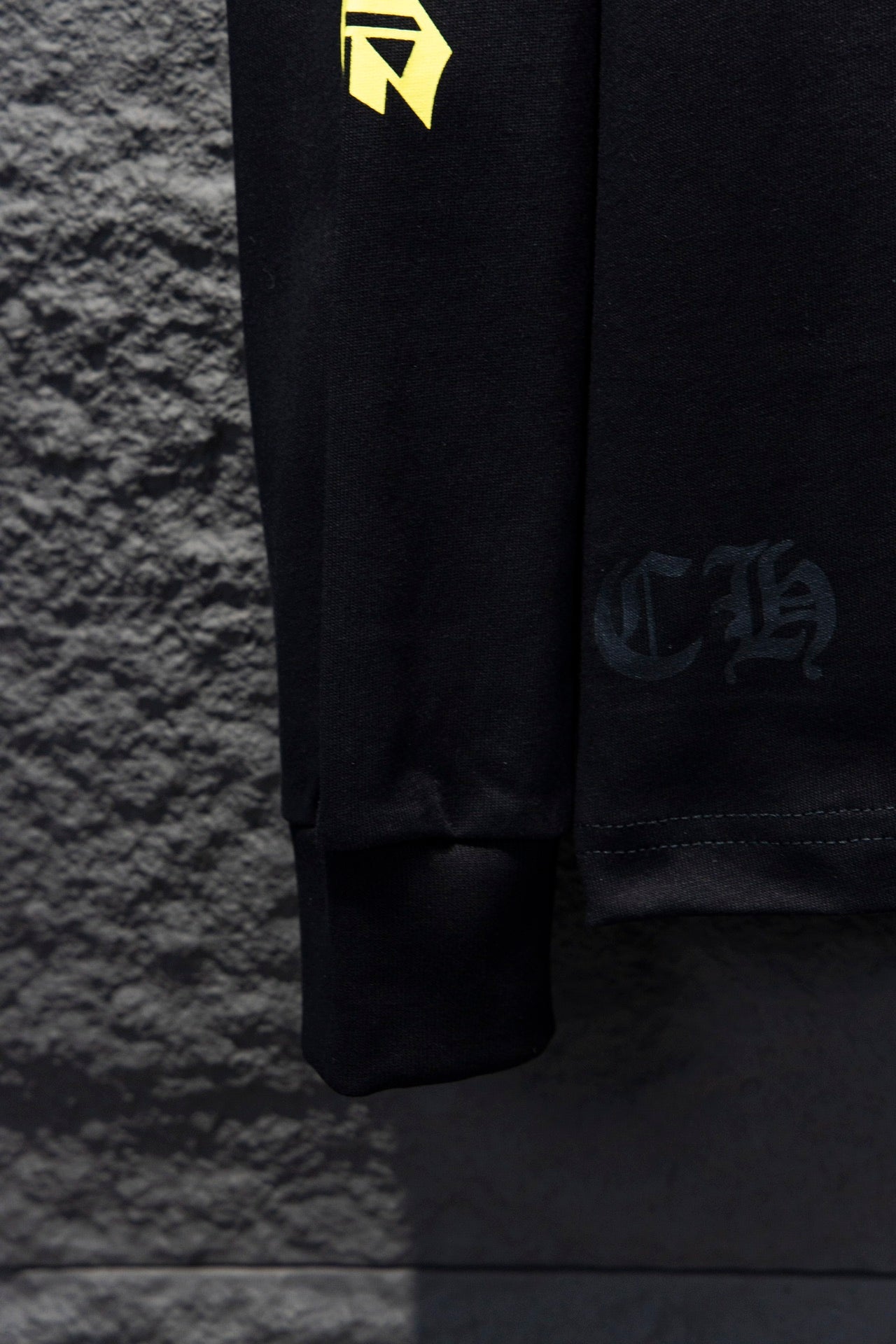 CHEMISE NOIRE À MANCHES LONGUES AVEC COL JAUNE ET CŒURS CHROMÉS