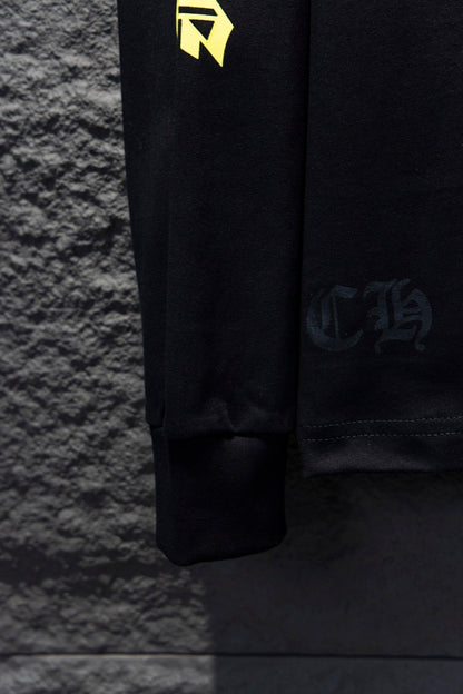 CHEMISE NOIRE À MANCHES LONGUES AVEC COL JAUNE ET CŒURS CHROMÉS