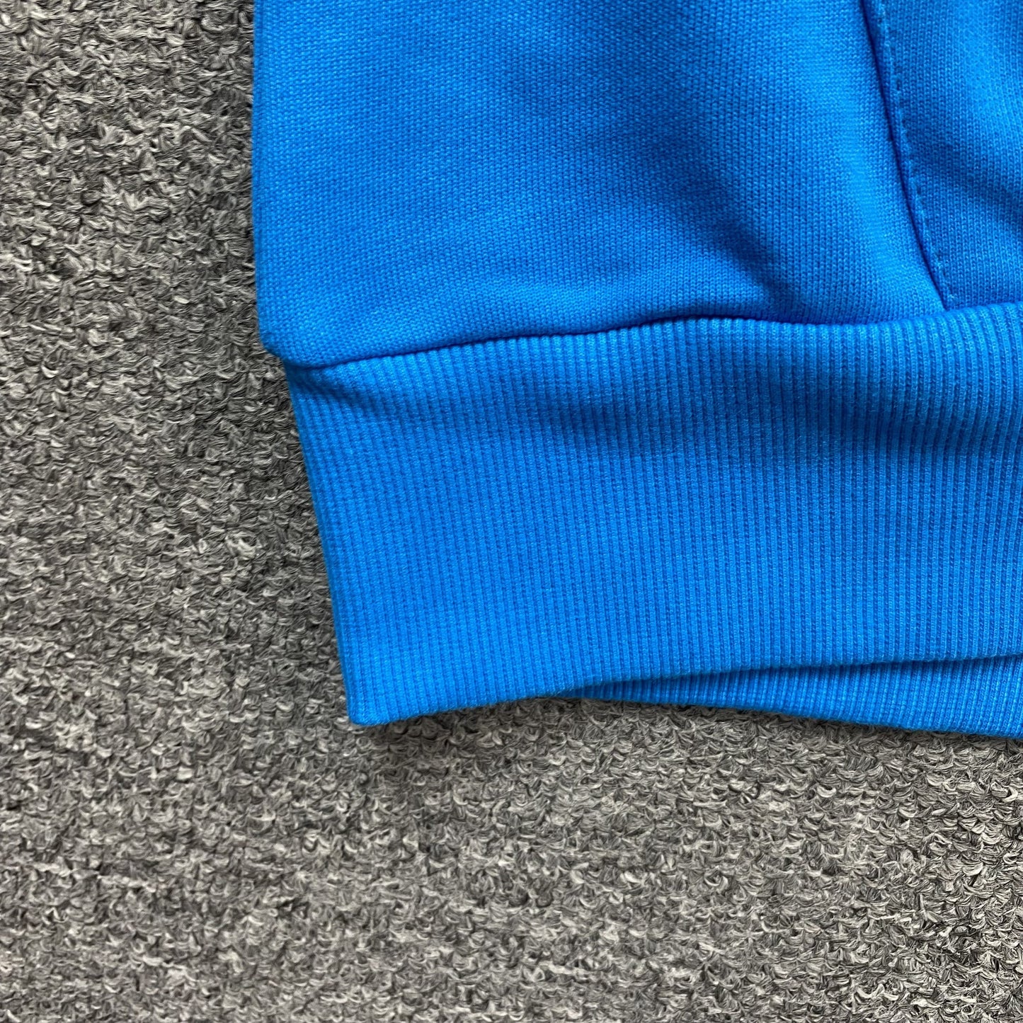 Sweat à capuche en coton avec motif de déchirures de denim, bleu azur