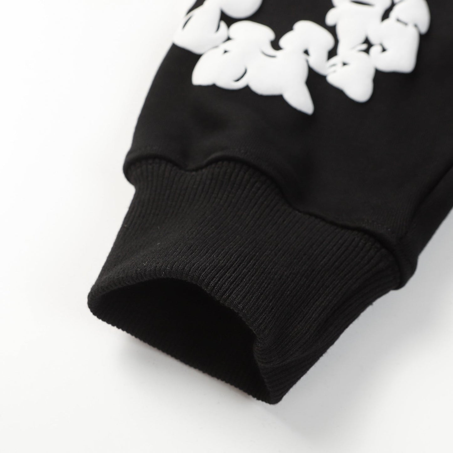 Sweat à capuche noir en coton avec motif de déchirures de denim et couronne