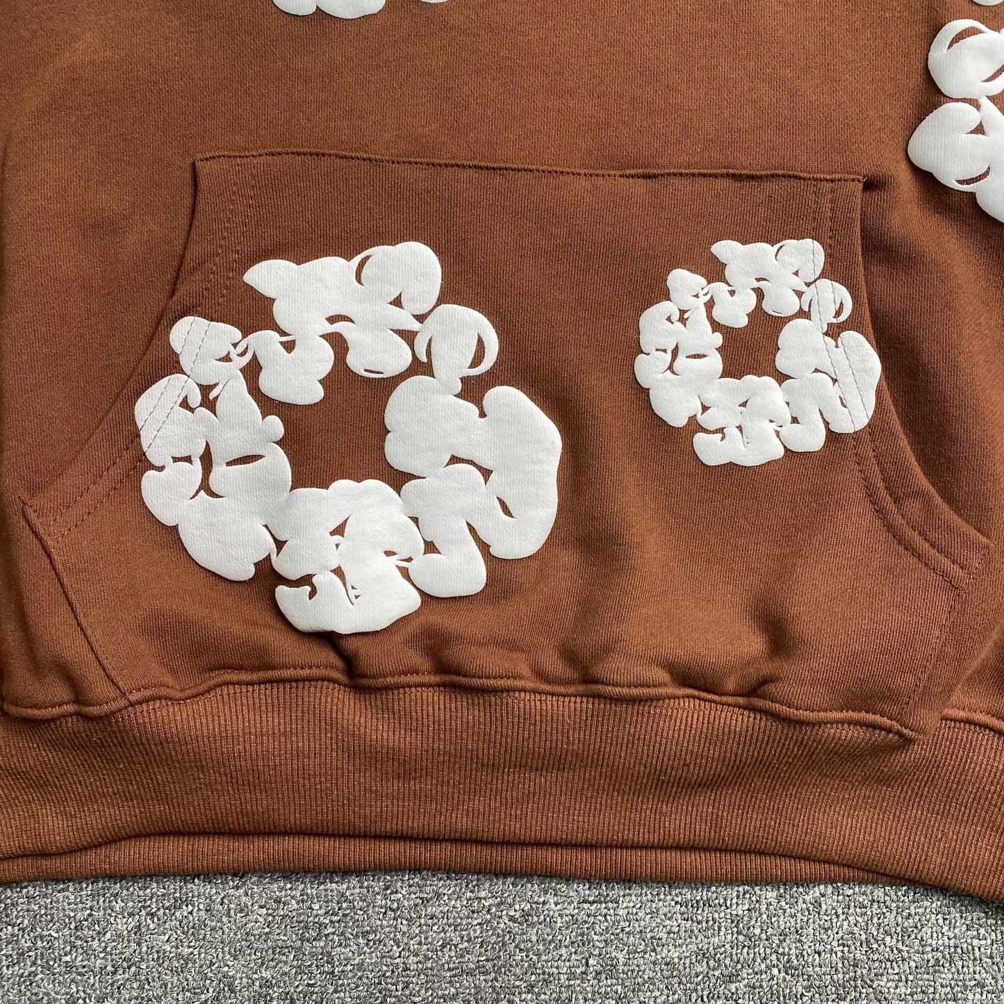 SWEAT À CAPUCHE MARRON EN COTON ET LÉGÈRES DE DENIM