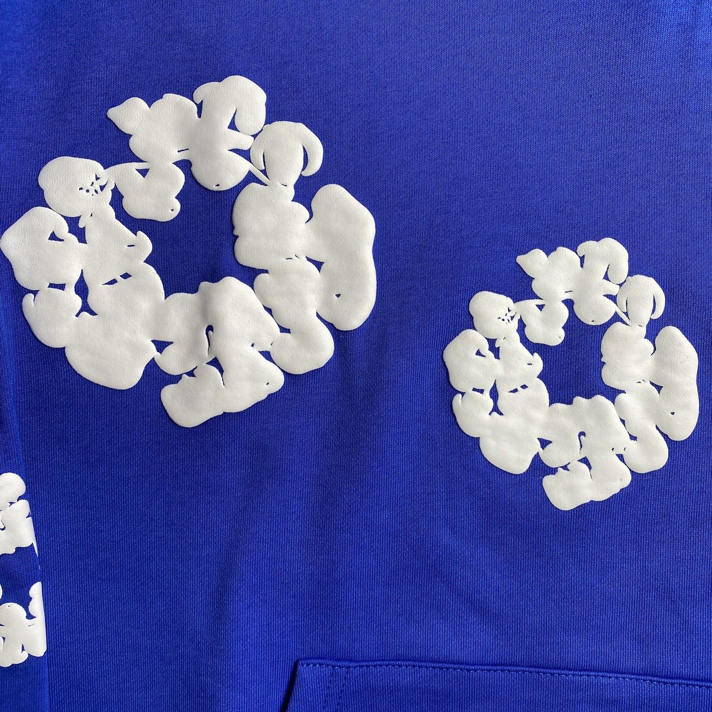 Sweat à capuche en coton bleu foncé à motif de déchirures de denim