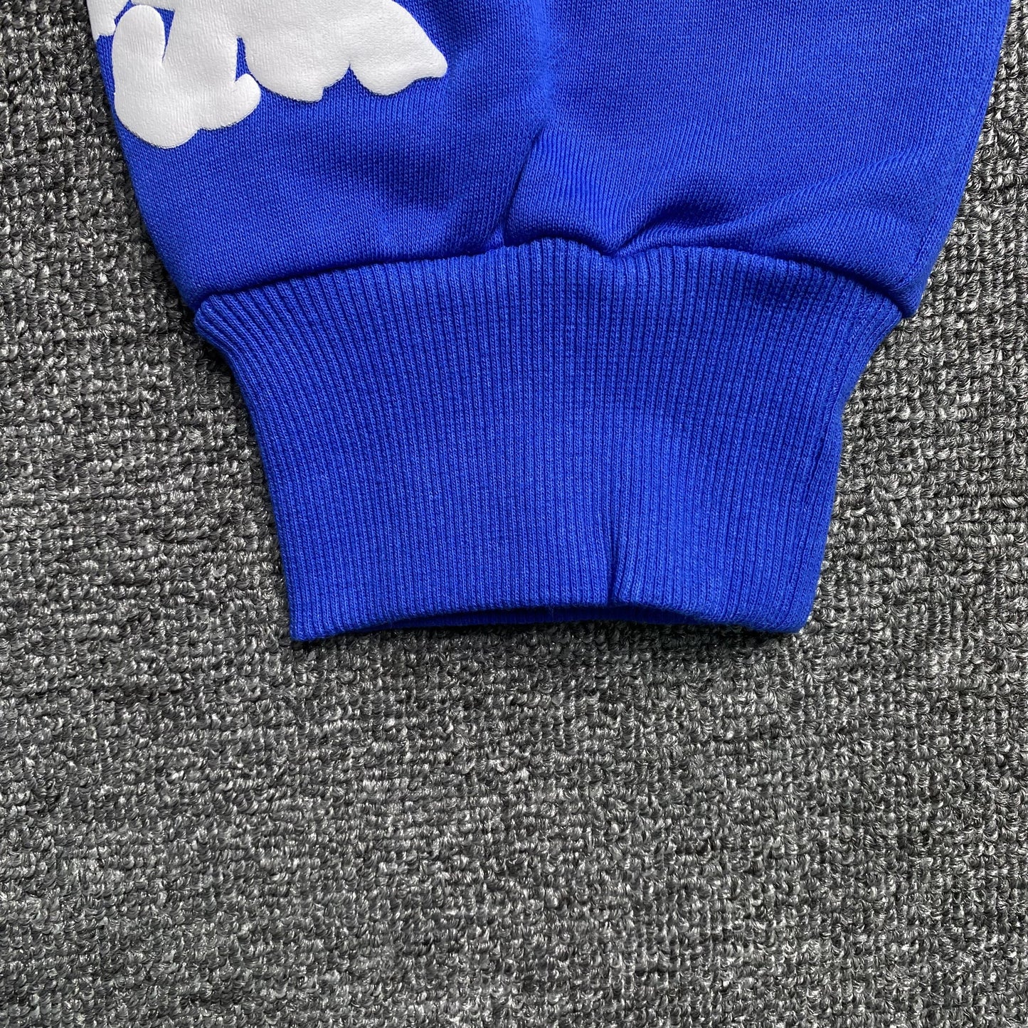 Sweat à capuche en coton bleu foncé à motif de déchirures de denim