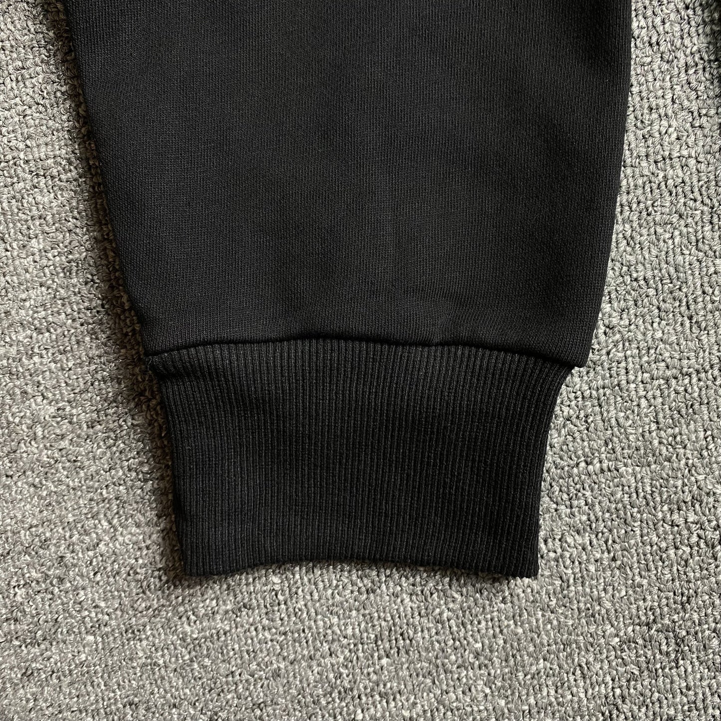 Sweat à capuche en coton avec couronne de denim déchirée, monochrome noir