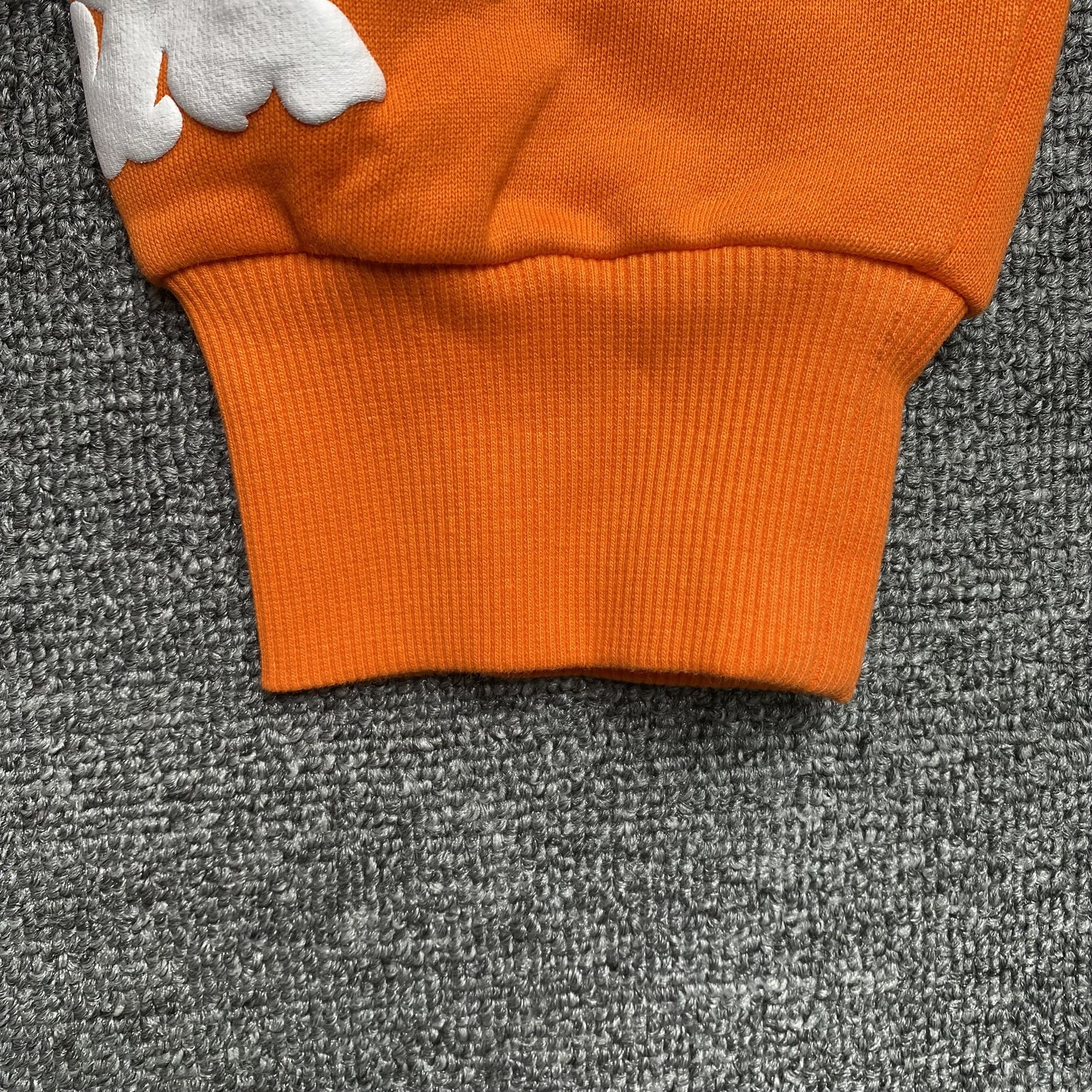Sweat à capuche orange en coton avec motif de déchirures de denim