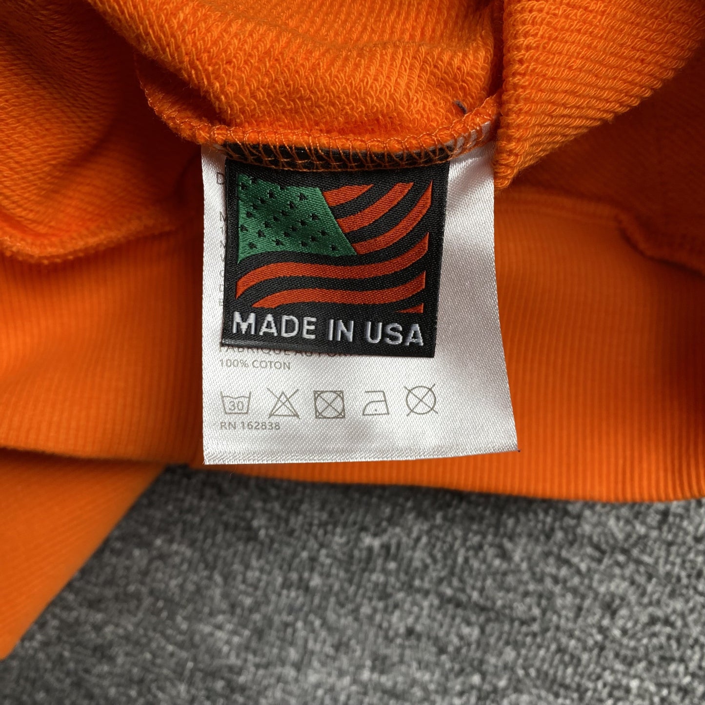 Sweat à capuche orange en coton avec motif de déchirures de denim