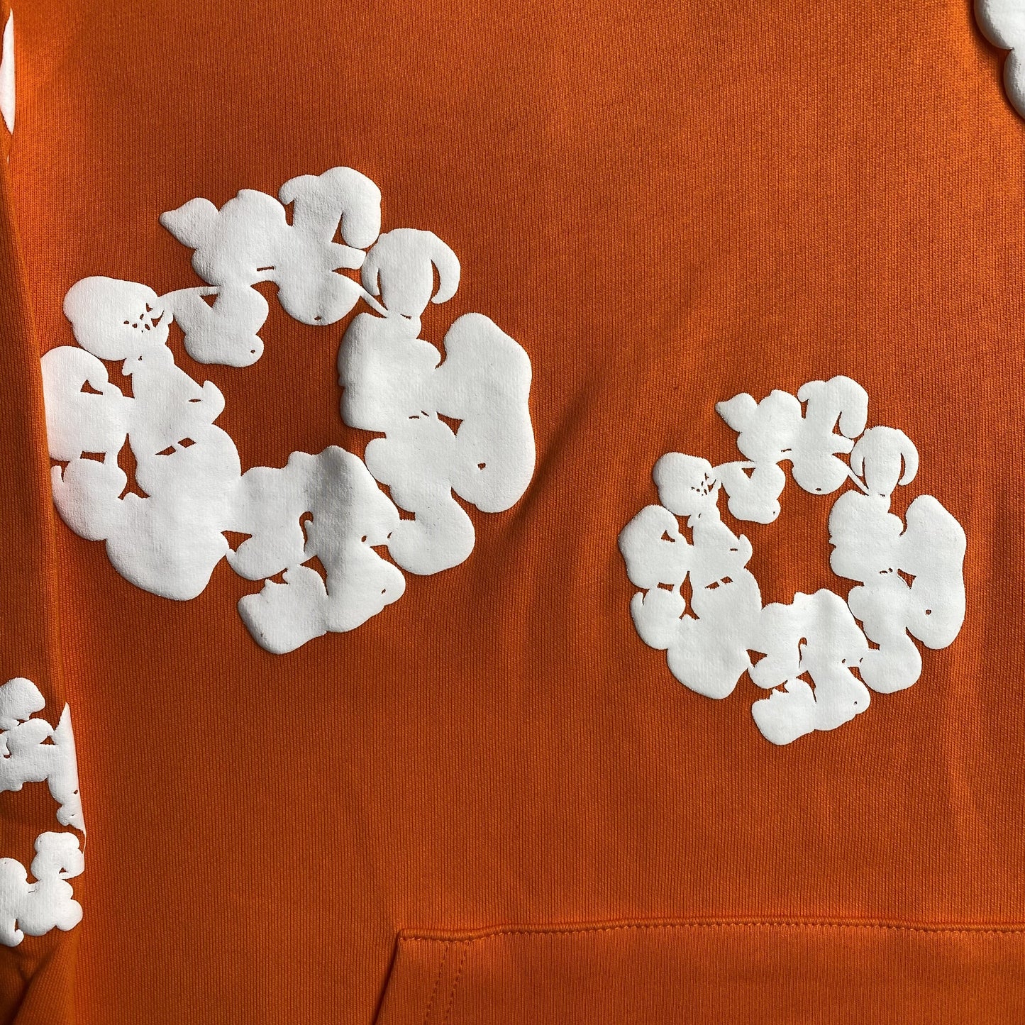 Sweat à capuche orange en coton avec motif de déchirures de denim