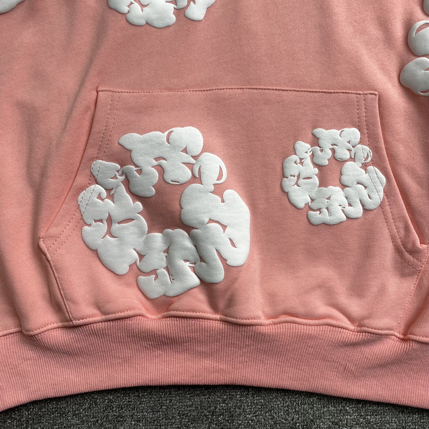 Sweat à capuche en coton avec couronne de fleurs en denim, couleur pêche