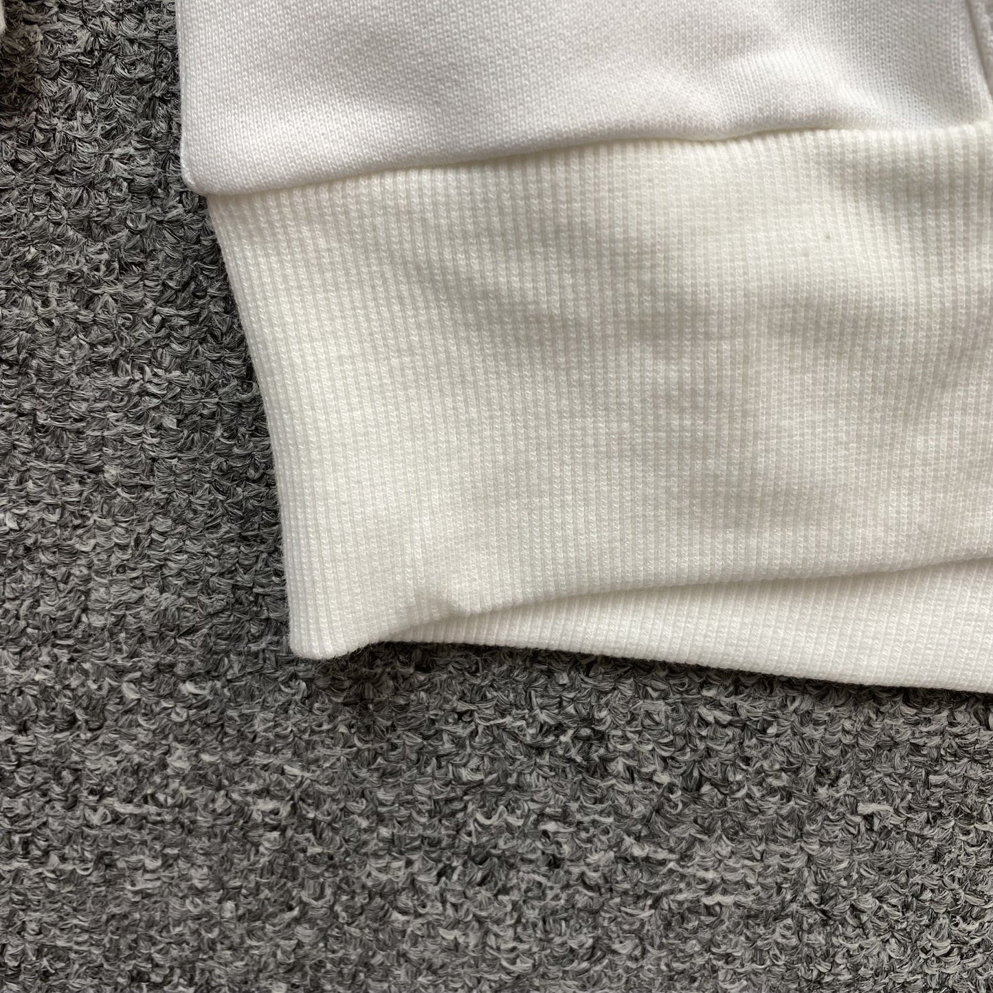 Sweat à capuche blanc en coton avec motif de déchirures de denim