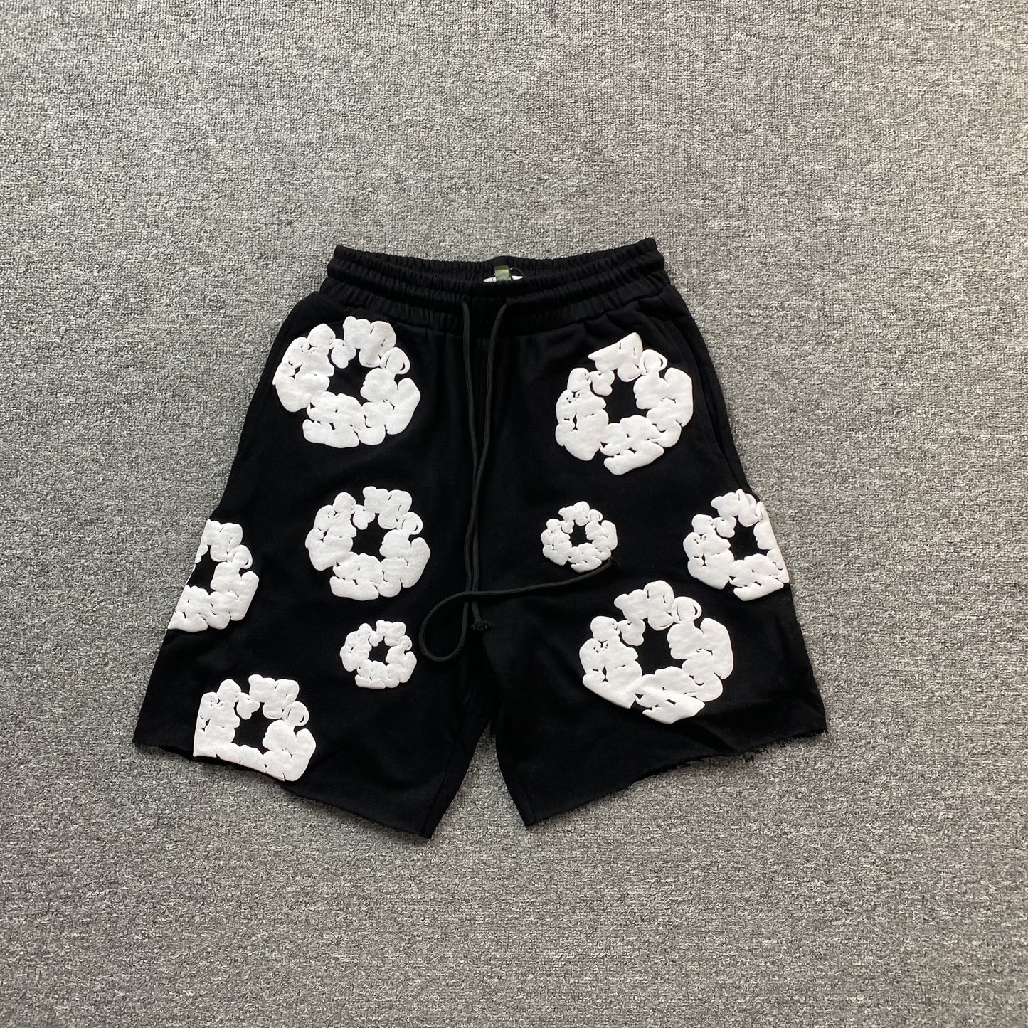 Short en coton noir à motif couronne déchirée en denim