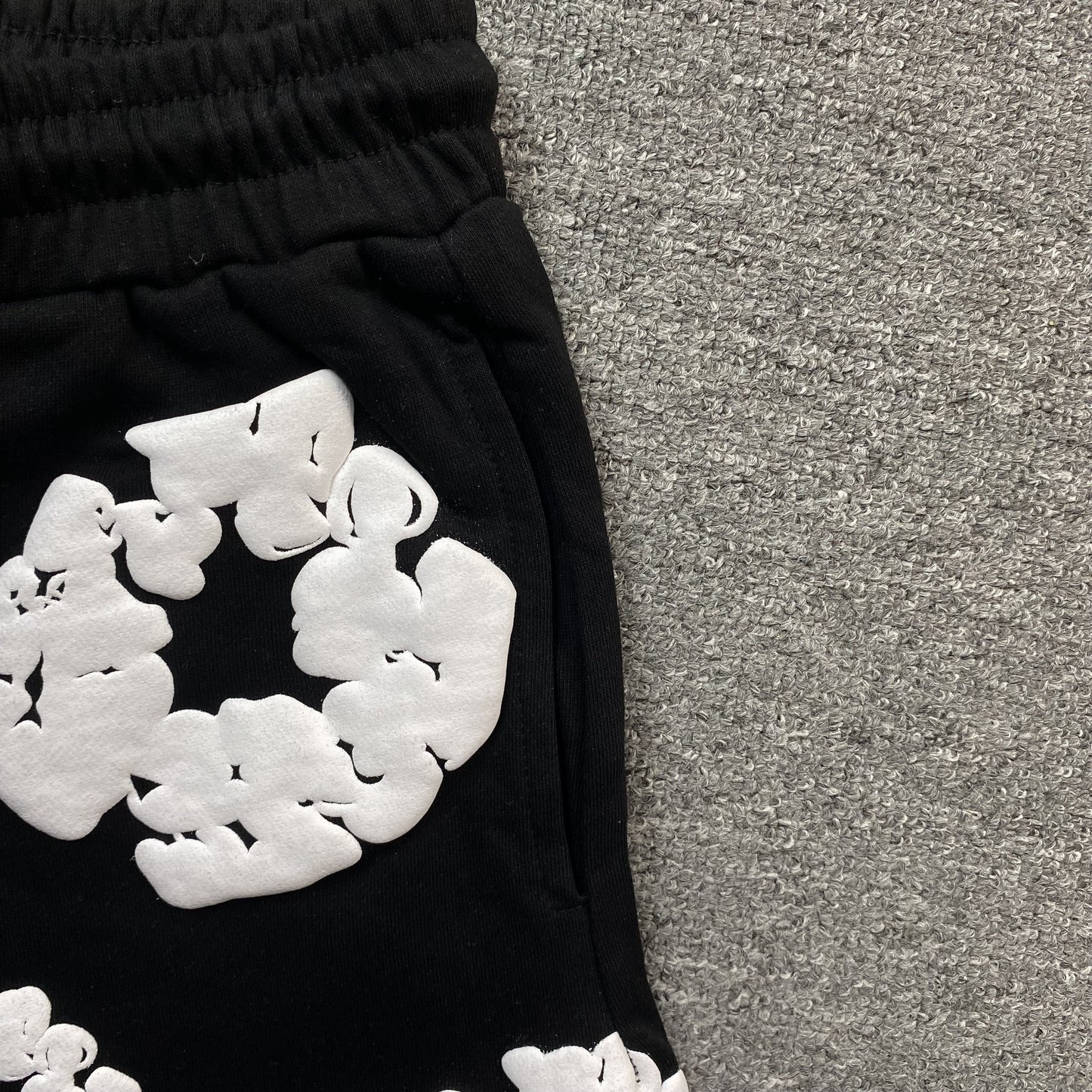 Short en coton noir à motif couronne déchirée en denim