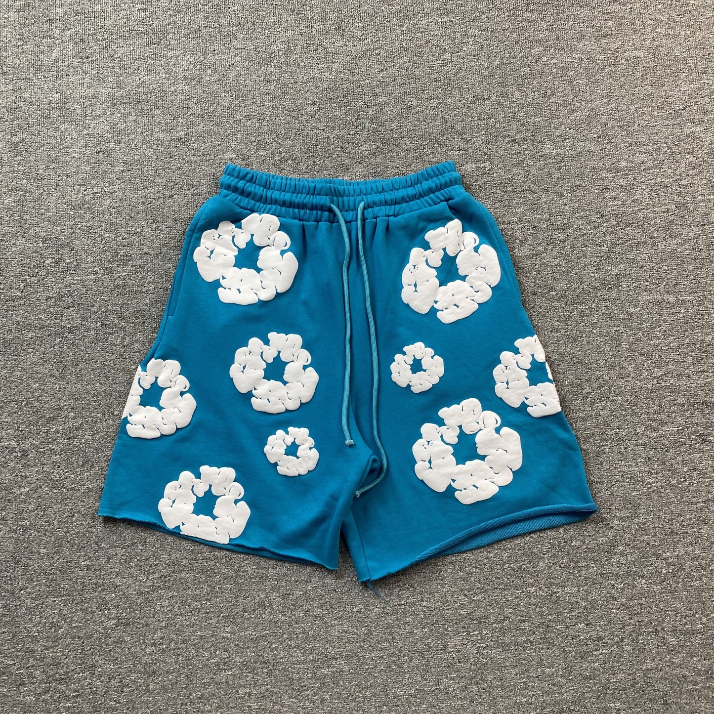 Short en coton déchiré à motifs de denim et couronne céruléen