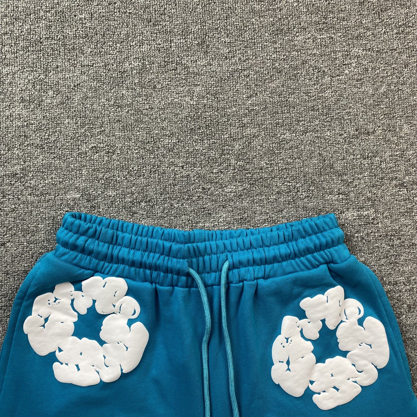 Short en coton déchiré à motifs de denim et couronne céruléen