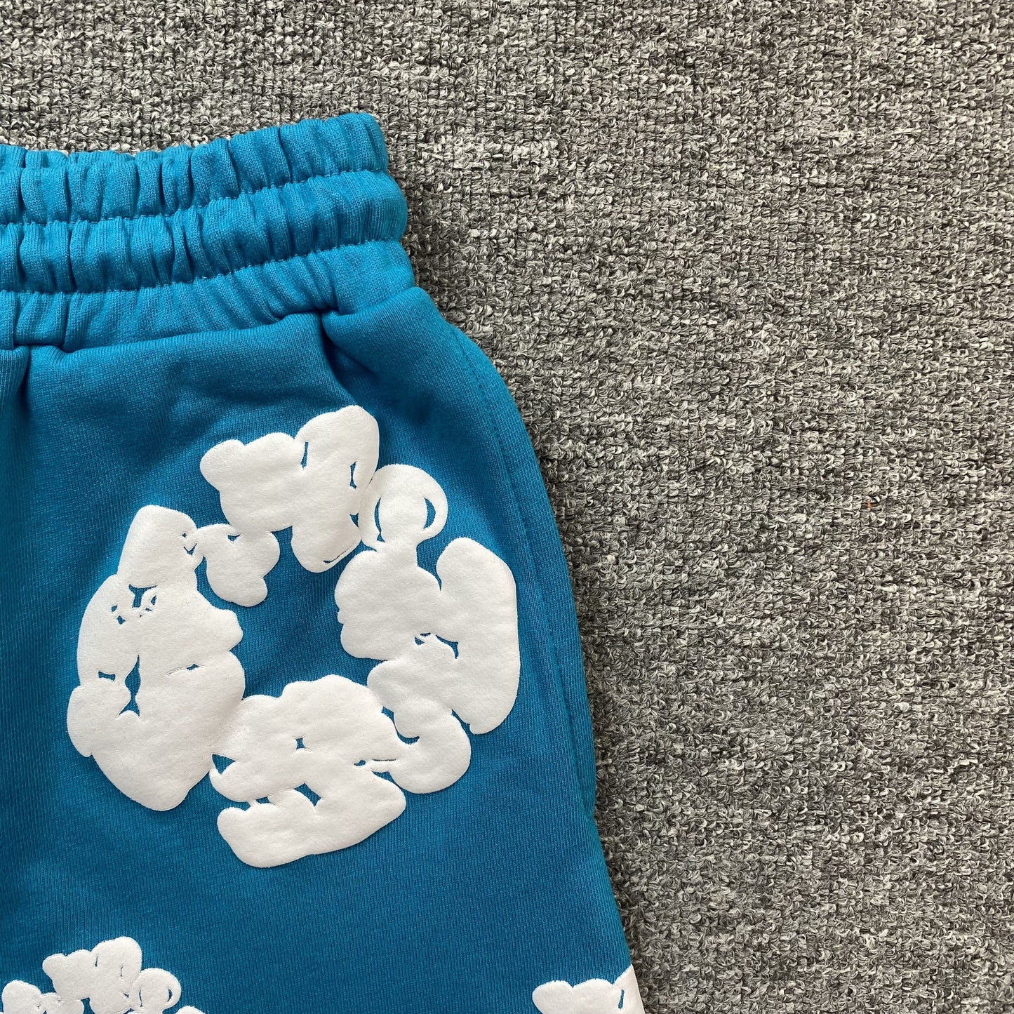 Short en coton déchiré à motifs de denim et couronne céruléen