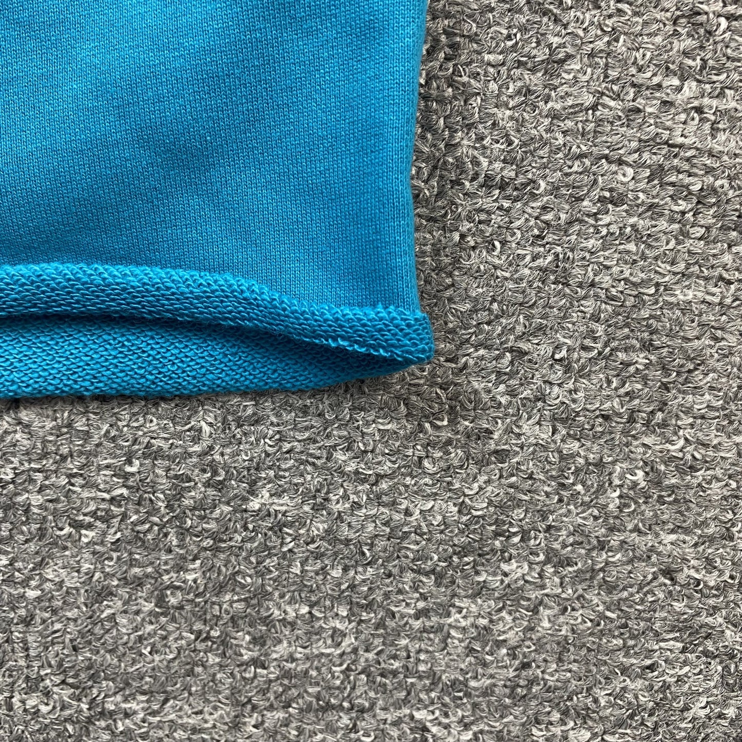 Short en coton déchiré à motifs de denim et couronne céruléen