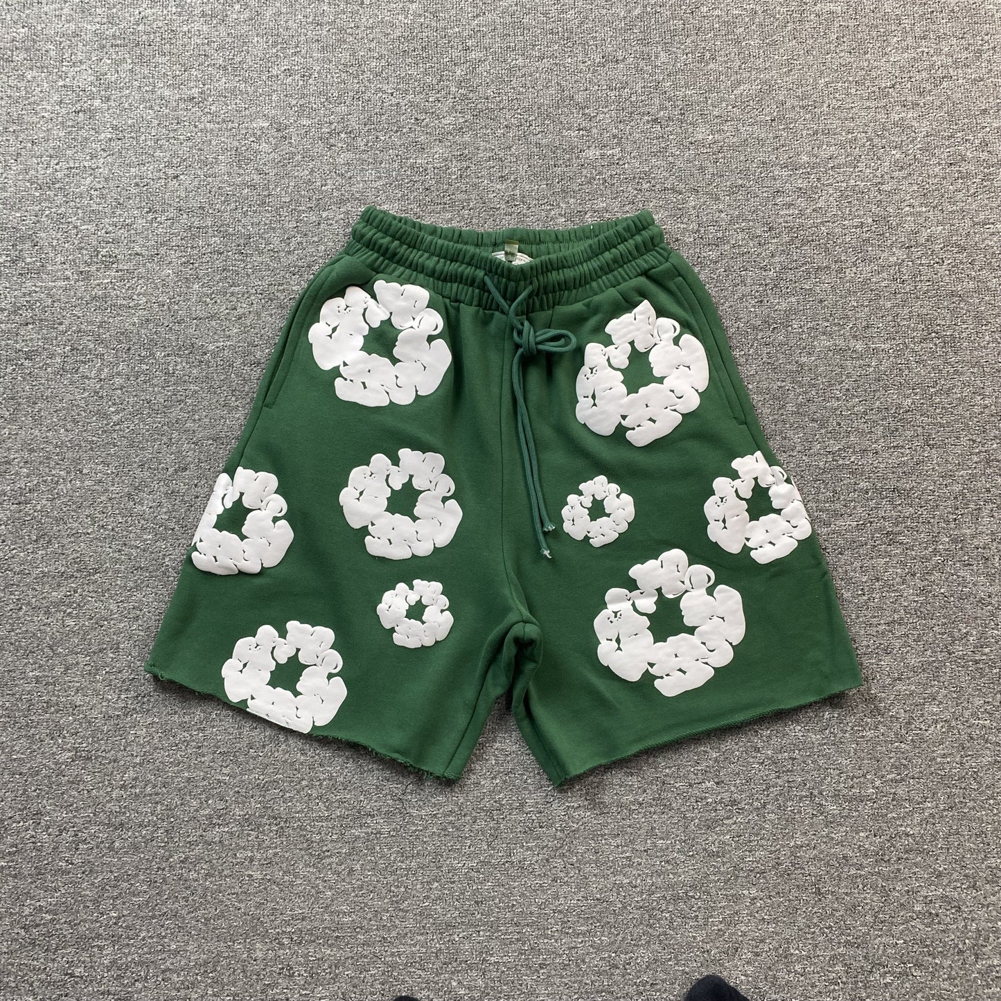 Short vert en coton avec déchirures de denim