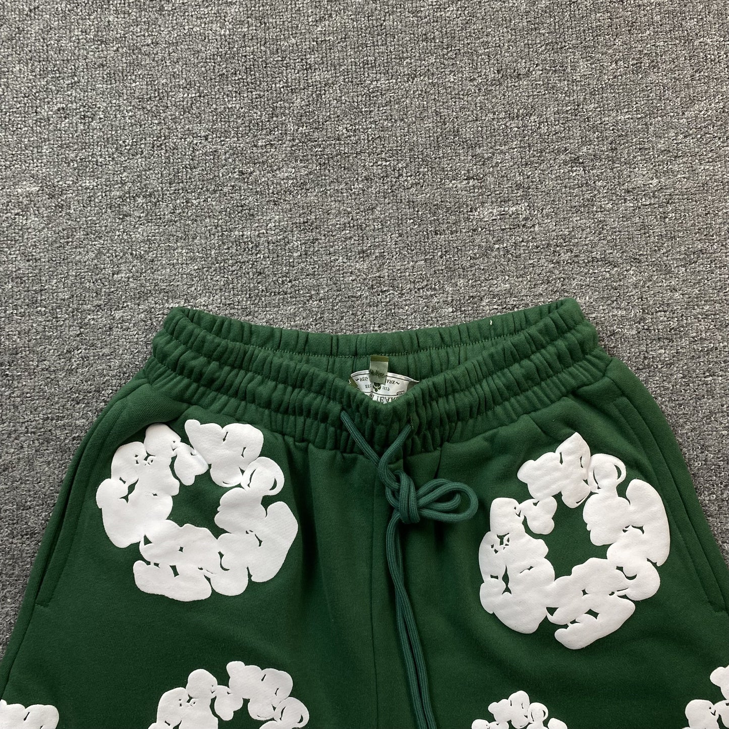 Short vert en coton avec déchirures de denim
