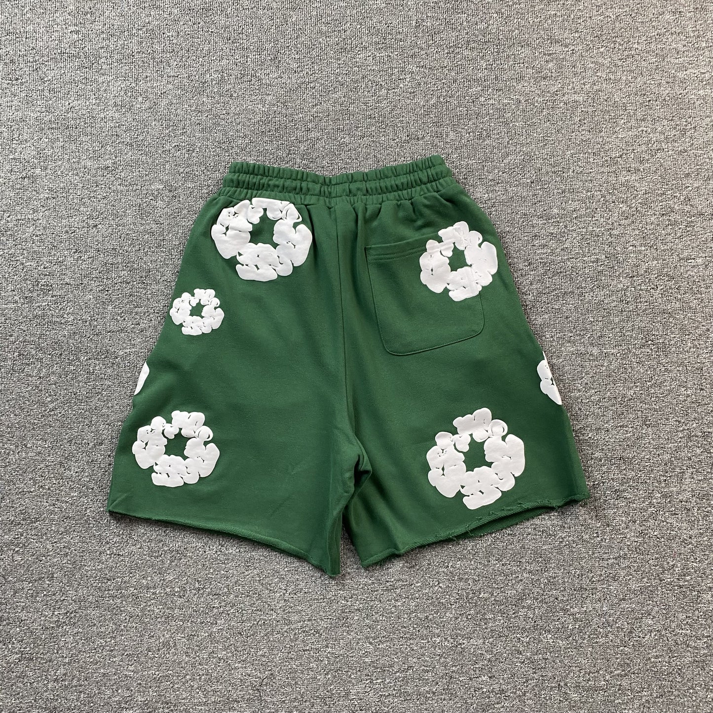 Short vert en coton avec déchirures de denim