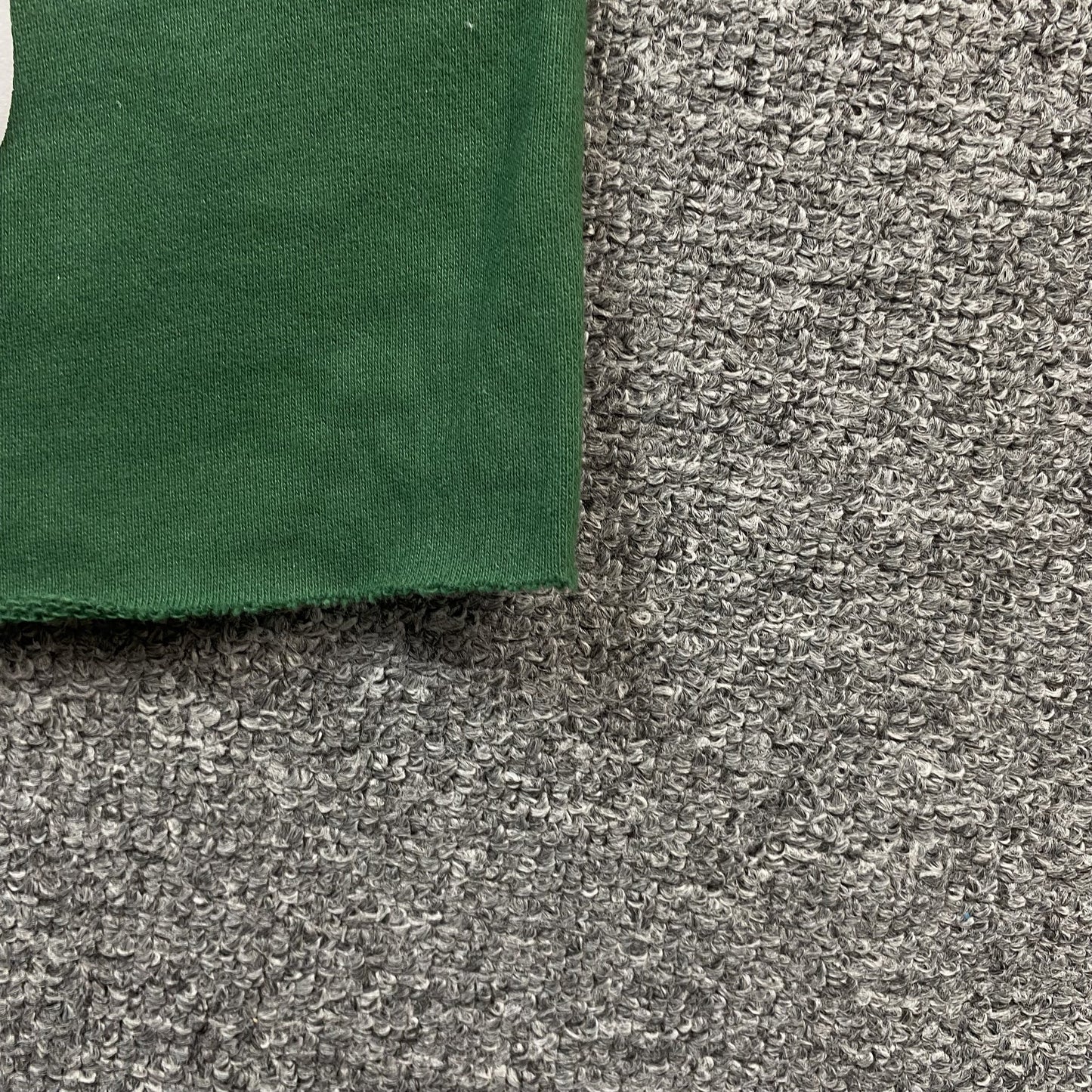 Short vert en coton avec déchirures de denim