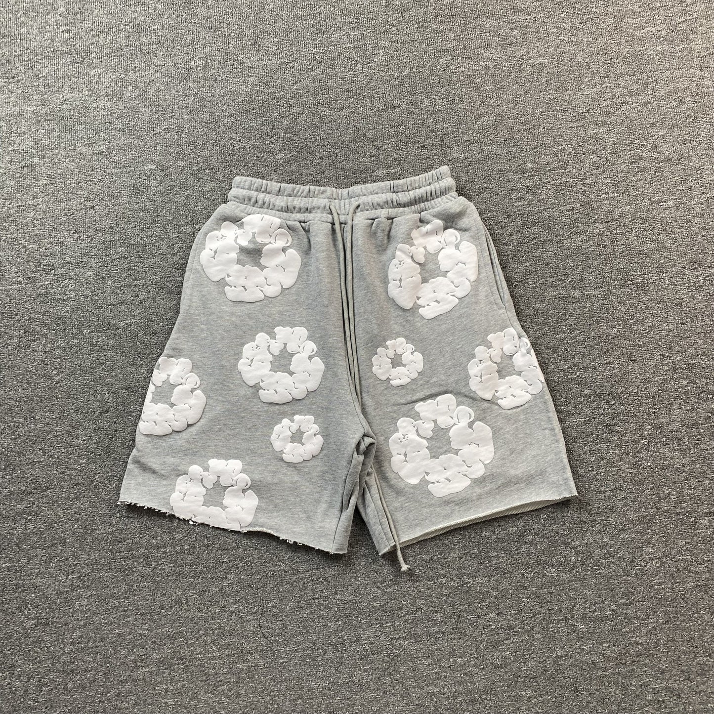 Short en coton gris déchiré à motif couronne