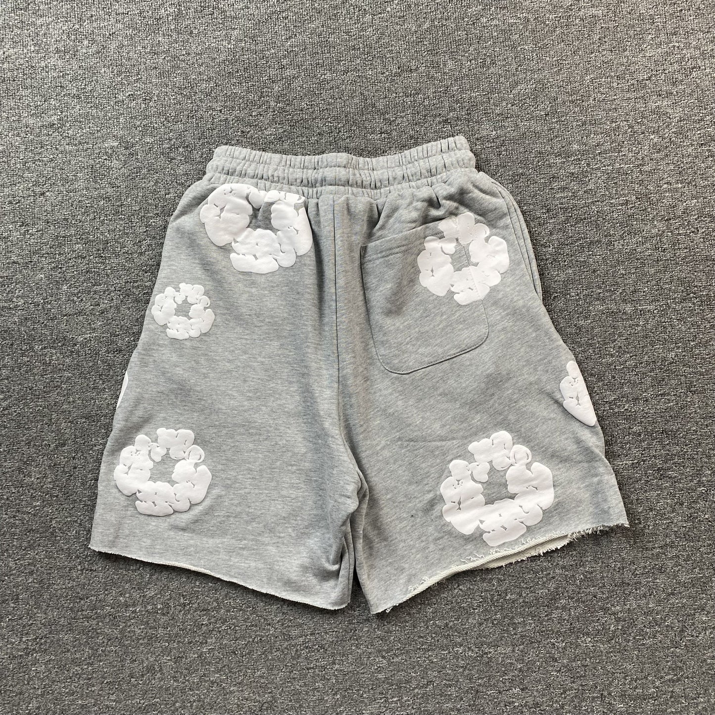 Short en coton gris déchiré à motif couronne