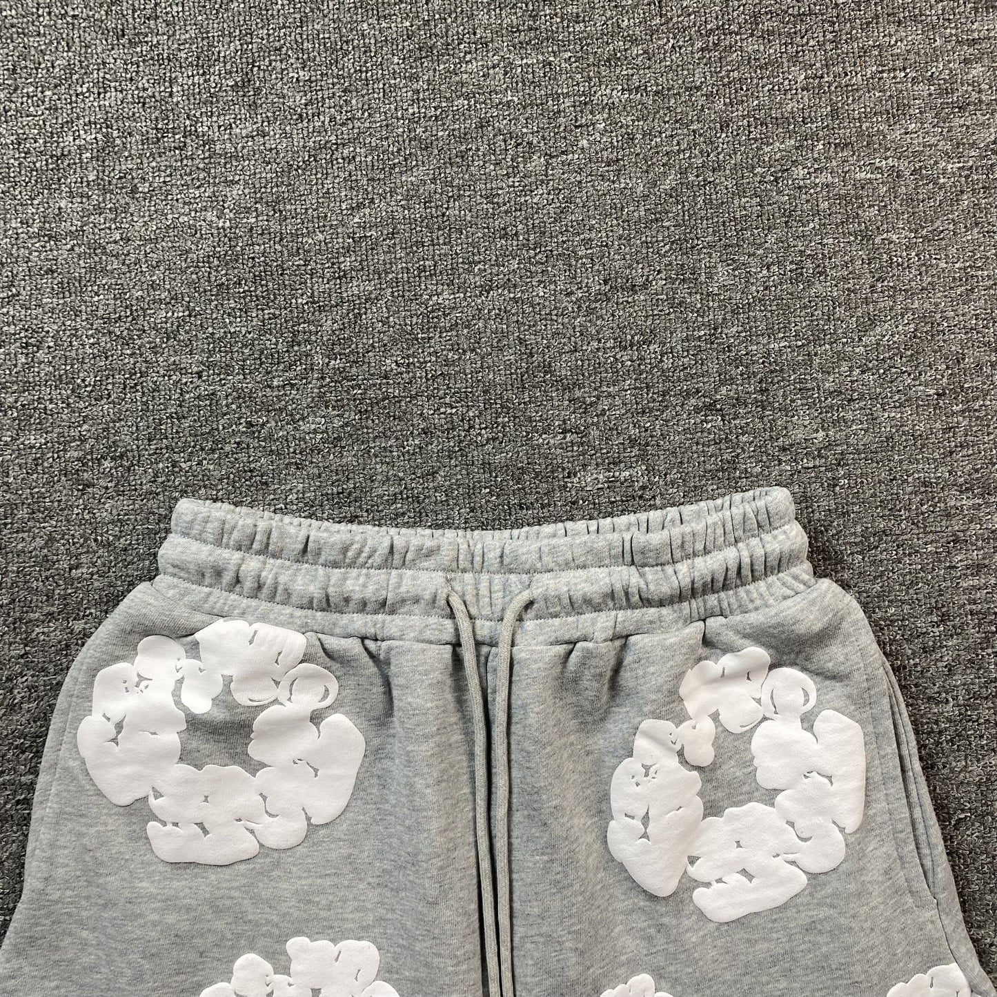 Short en coton gris déchiré à motif couronne
