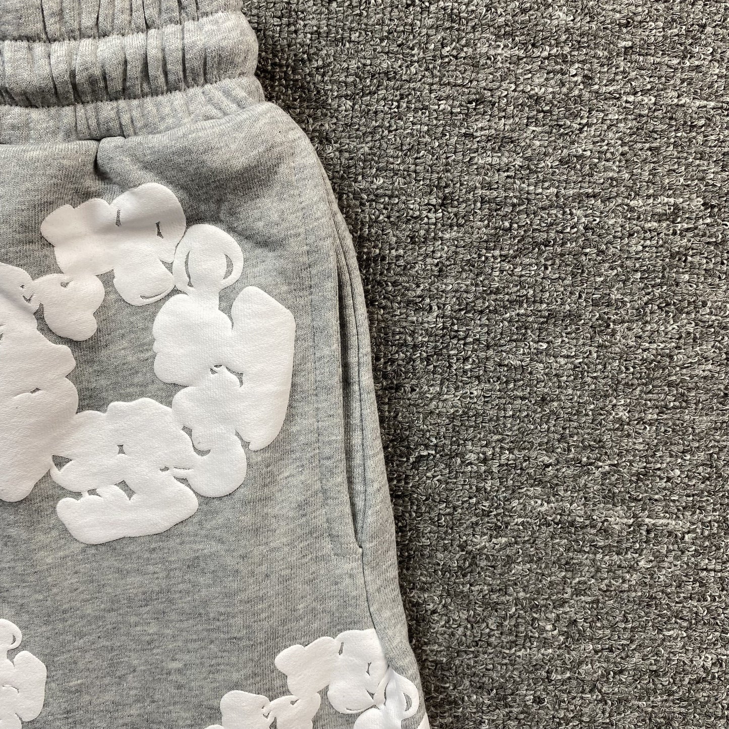 Short en coton gris déchiré à motif couronne