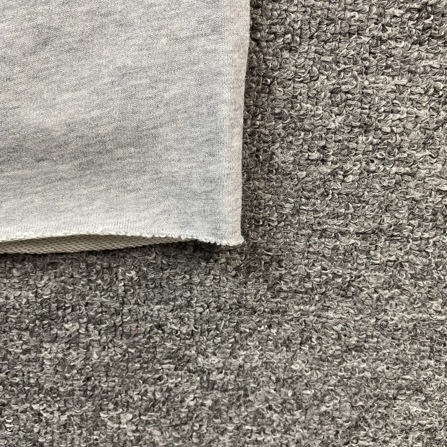 Short en coton gris déchiré à motif couronne