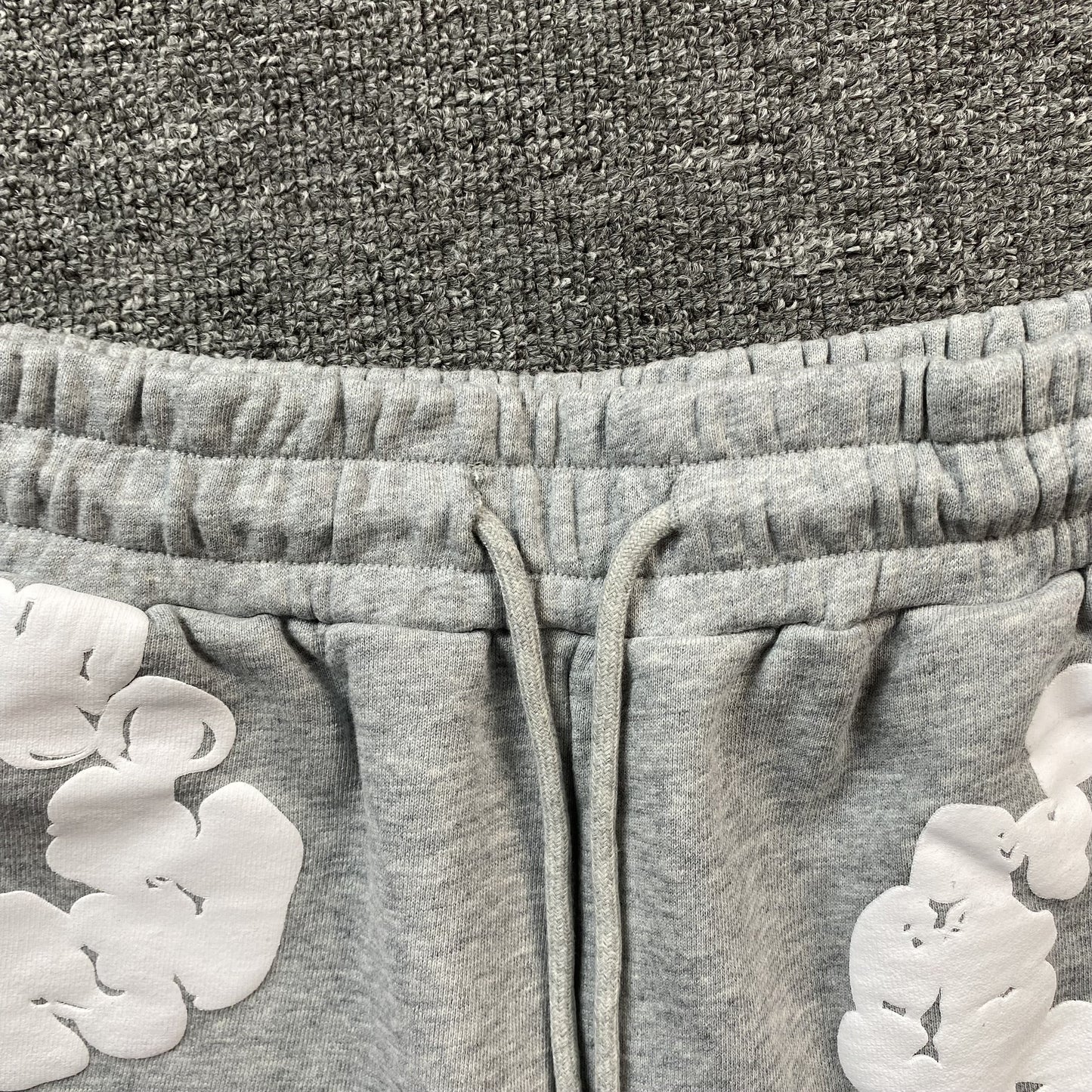 Short en coton gris déchiré à motif couronne