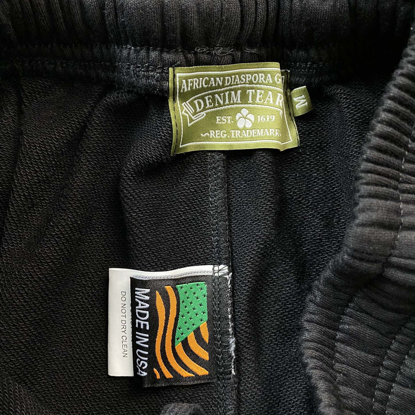 Short en coton à motif de déchirures en denim et couronne monochrome noir