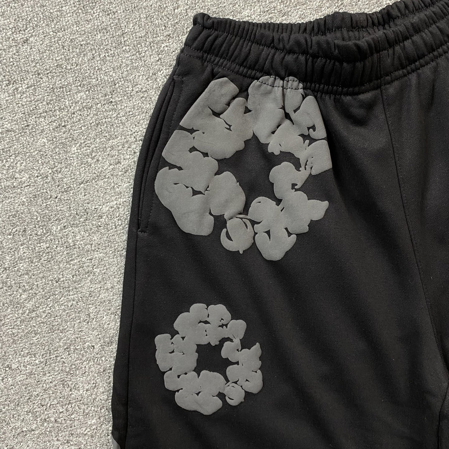 Short en coton à motif de déchirures en denim et couronne monochrome noir