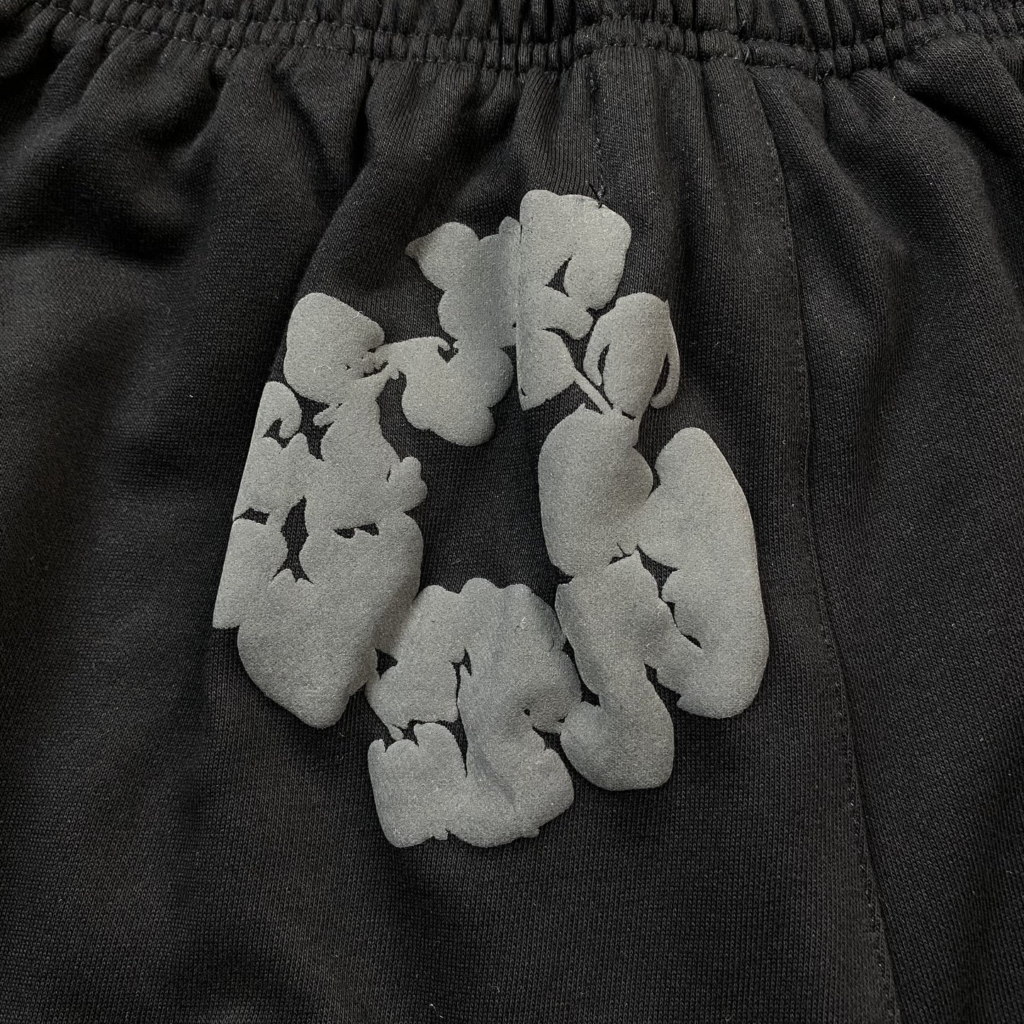 Short en coton à motif de déchirures en denim et couronne monochrome noir