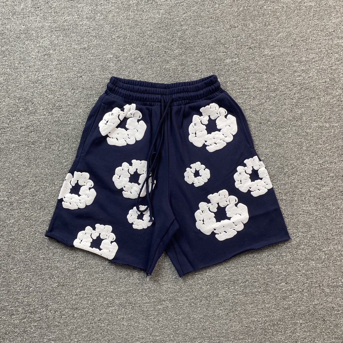 Short en coton déchiré bleu marine avec couronne