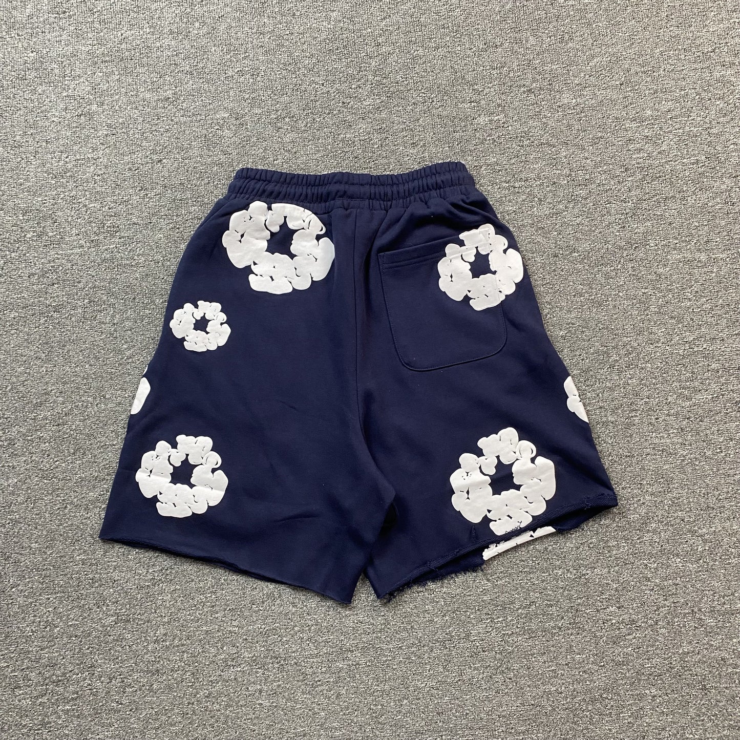 Short en coton déchiré bleu marine avec couronne