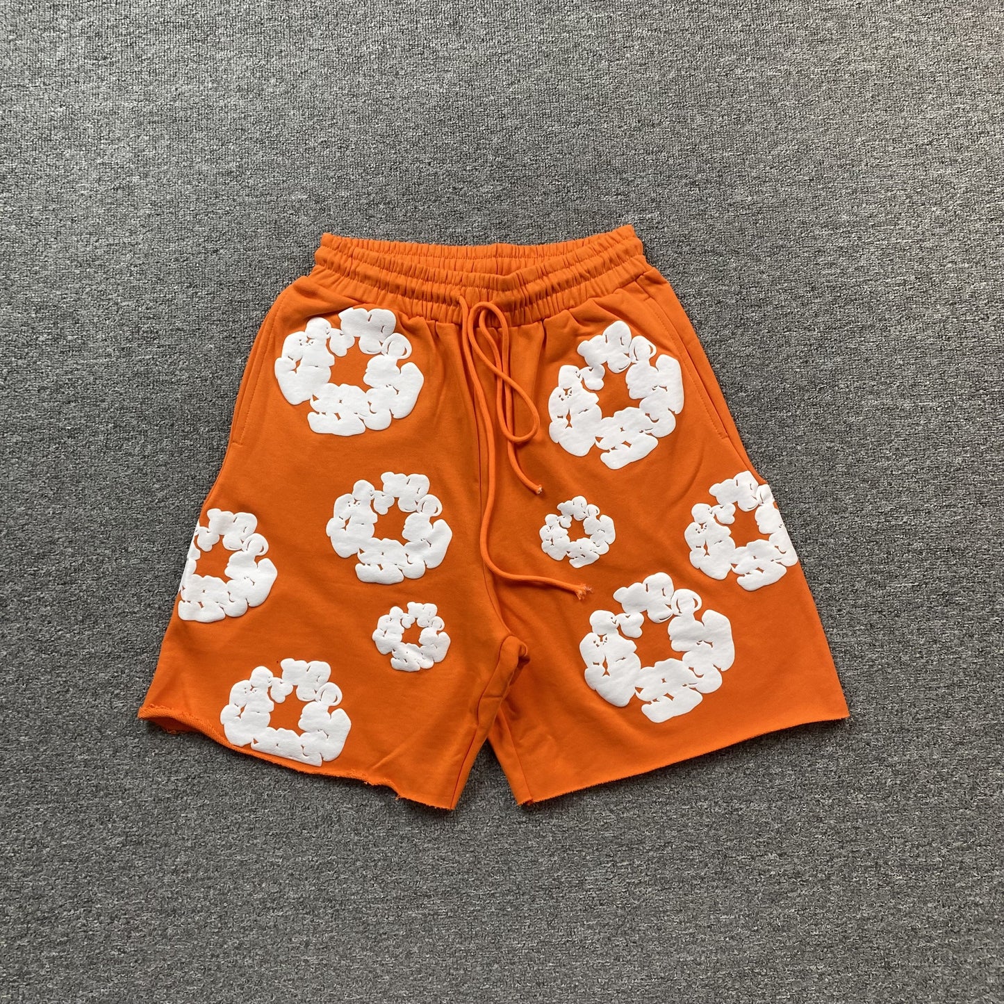 Short en coton orange à motif de déchirures de denim