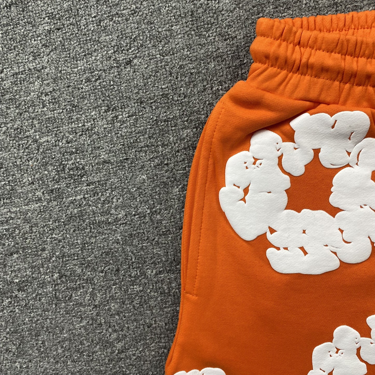 Short en coton orange à motif de déchirures de denim