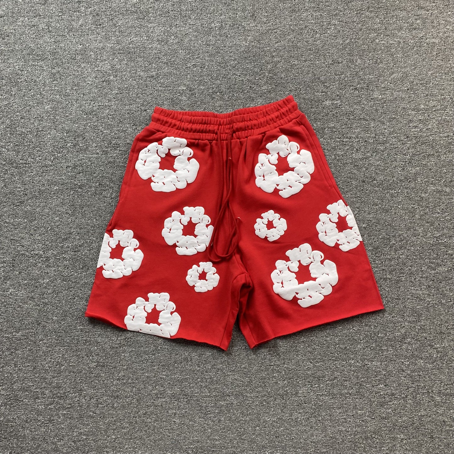Short en coton rouge à déchirures en denim