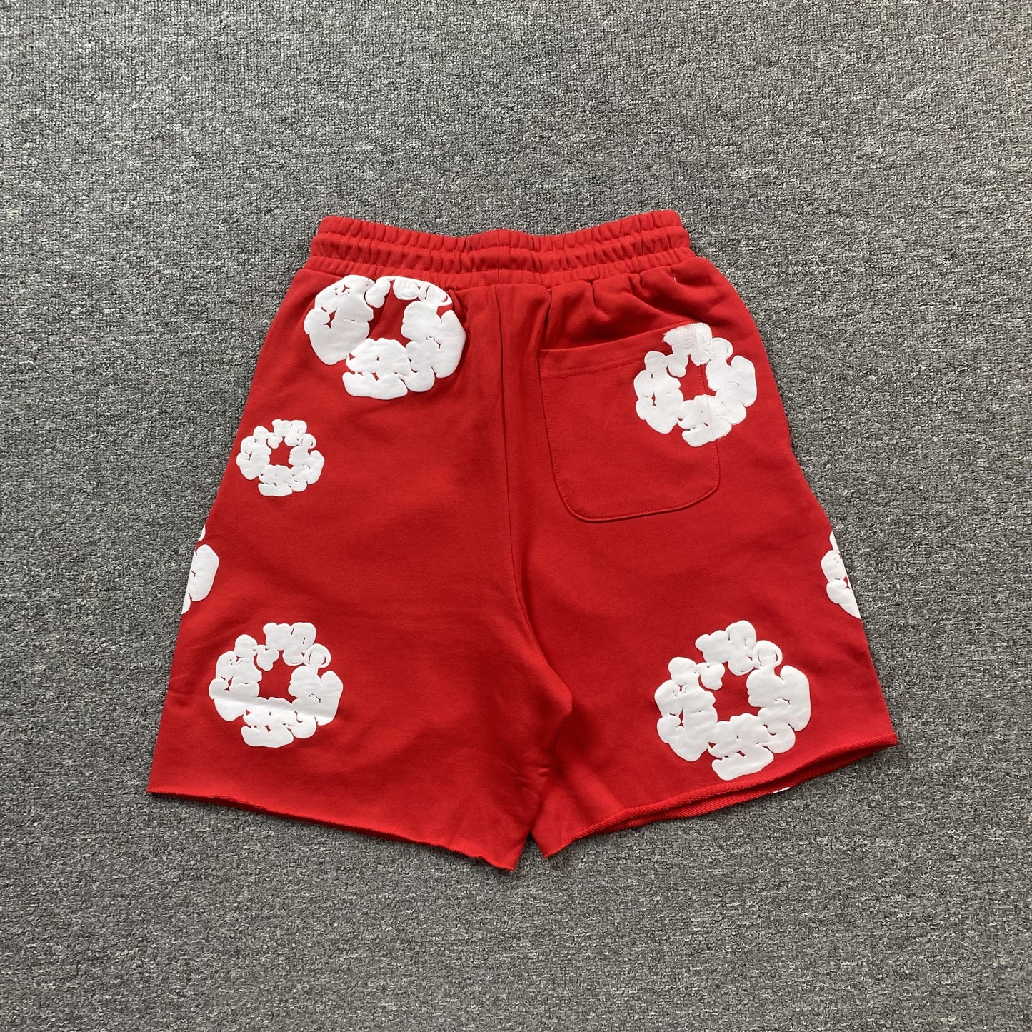 Short en coton rouge à déchirures en denim