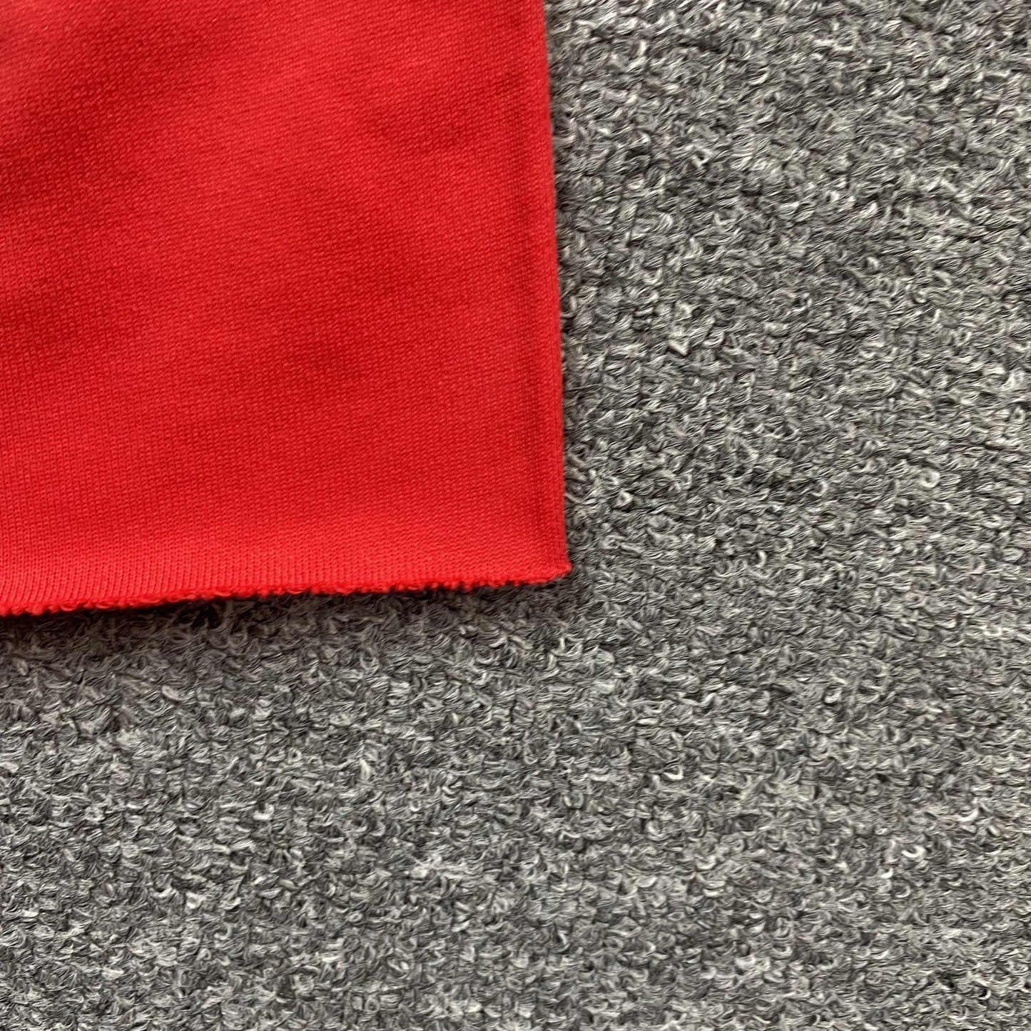 Short en coton rouge à déchirures en denim