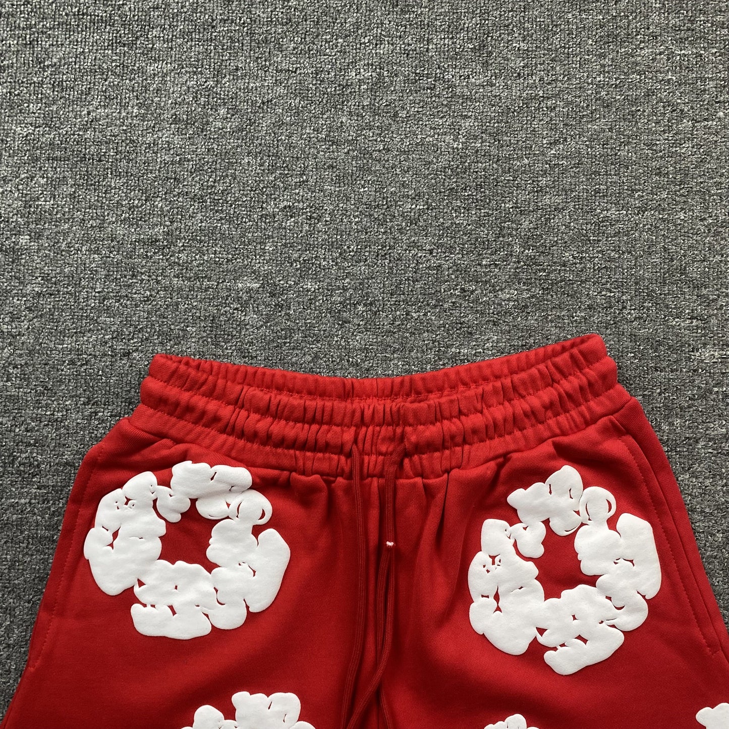 Short en coton rouge à déchirures en denim